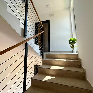 J&n Hill's With Swimming Pool Apartament
